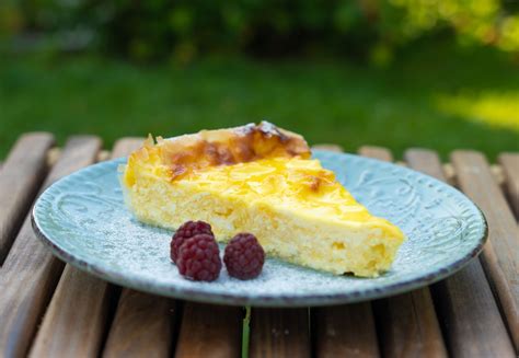Tematska fotografija: Prleška gibanica, pečena v lončeni posodi, narezana na kose