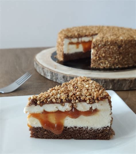 Torta Kinder Maxi King s prelivom karamele in čokolade, posuta z lešnikovim krokantom