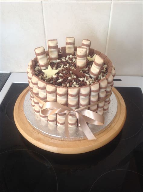 Končana torta Kinder Bueno z rezinami in dekoracijo iz čokoladic