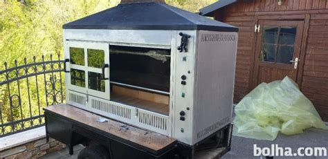 fotografija vzhajanih polžkov na pekaču, pripravljenih za peko