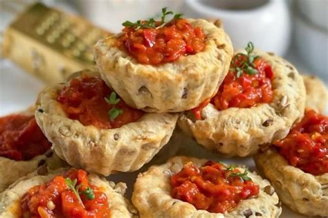 različni nadevi za slane polžke, prikazani v skledicah