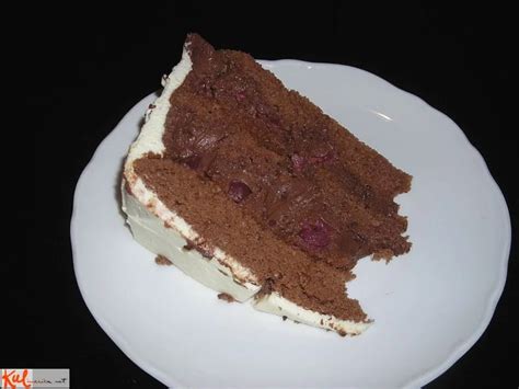 Plastična torta, okrašena s smetano in višnjami