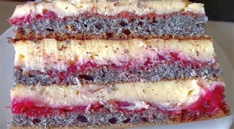Tematska fotografija rožičeve torte s plastmi in kremo