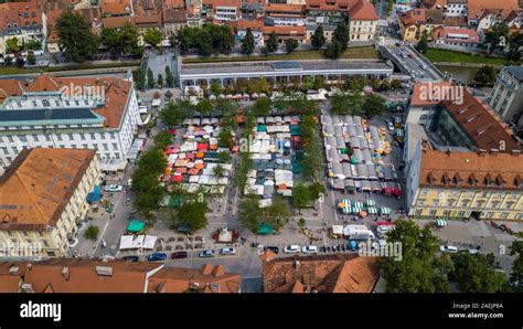 Ljubljanska tržnica s ponudbo svežih lokalnih pridelkov