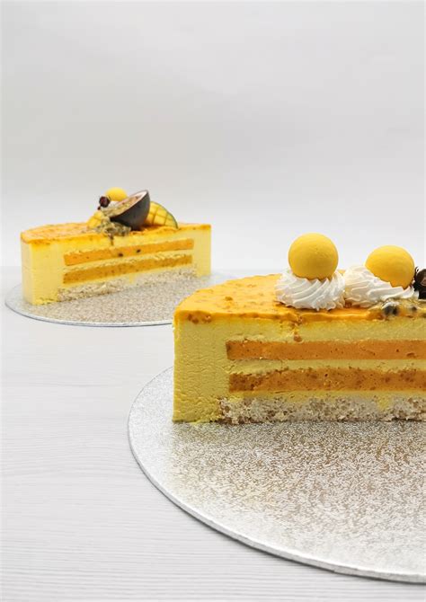 Prerez tribarvne čokoladno-pomarančne torte z moussom