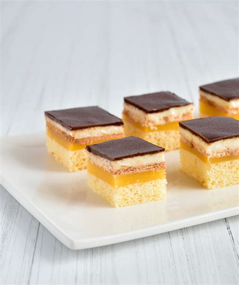 Fotografija torte z vanilijevim pudingom in pomarančnim želejem