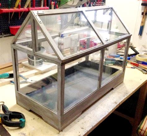 Mini sobni rastlinjak z lončki za vzgojo solatnih sadik