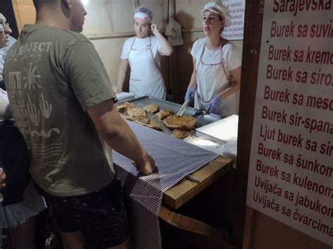 prikaz tradicionalnega mesnega bureka na pladnju