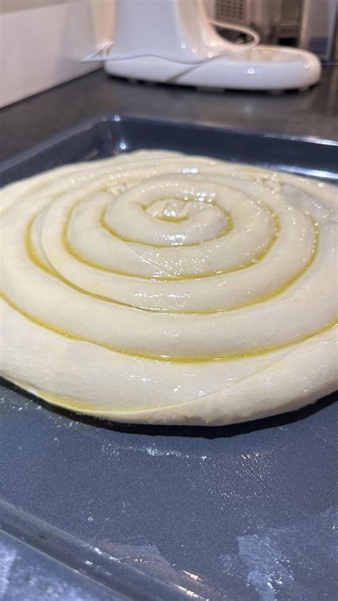 fotografija: sestavljen burek pred pečenjem v pekaču