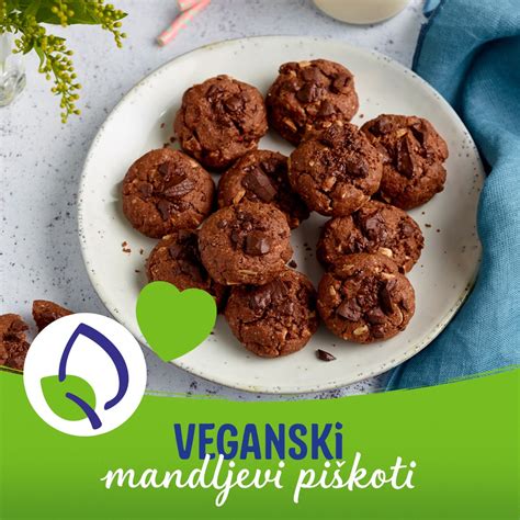 Tematska fotografija: domači veganski piškoti z lešniki in čokolado