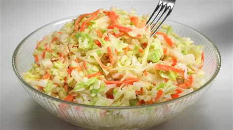 Sestavine za coleslaw, razvrščene na mizi