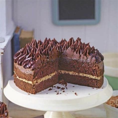 Fotografija sočne Hershey's čokoladne torte, okrašene s kakavovo kremo