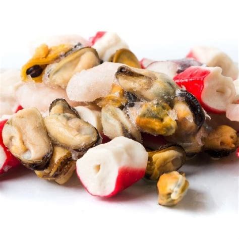 različni morski sadeži, pripravljeni za solato