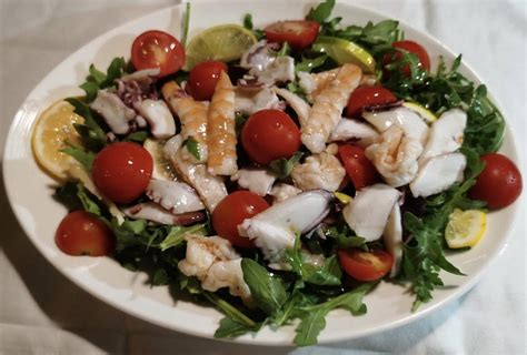 zdravilna solata z morskimi sadeži in korenčkom