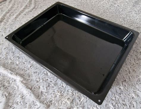 fotografija različnih pekačev za pečico Gorenje, poudarek na materialih
