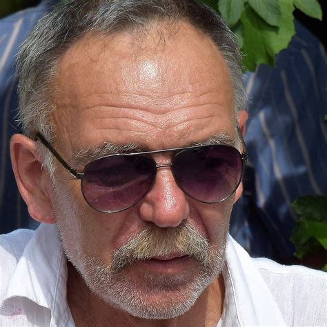 Prikaz končanih marmornih mafinov z značilnim dvobarvnim vzorcem