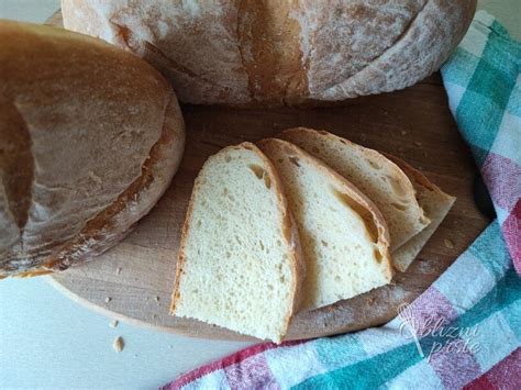 Sveže pečen domač kruh, zavit v krpo