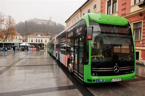 Fotografija: Gostilna Trojane z avtobusi na parkirišču