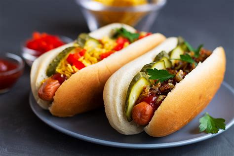 Klasičen hot dog z gorčico in kečapom