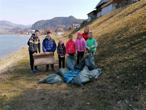 fotografija prostovoljcev pri čiščenju okolja