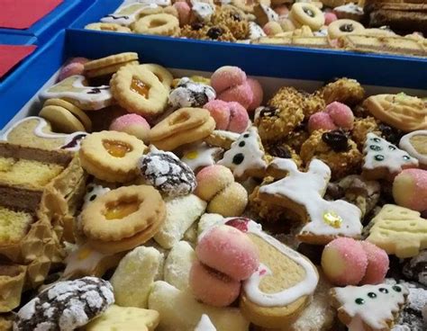 Fotografija prazničnih piškotov in peciva
