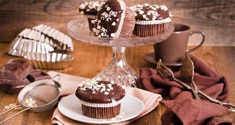 Različni pripravljeni mafini na krožniku