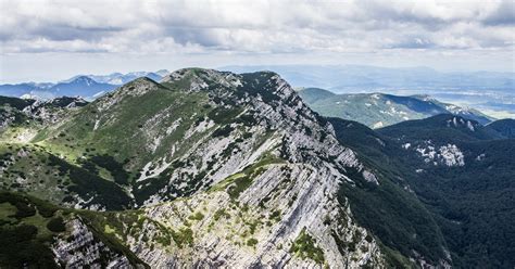 pogled s vrha gore po uspešnem gorskem teku
