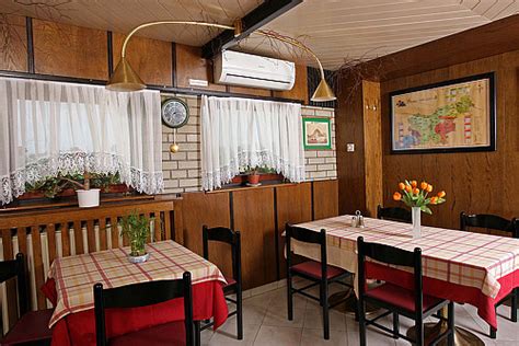 Fotografija notranjosti Okrepčevalnice pri Ančki, ki prikazuje retro in tradicionalen ambient