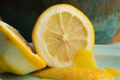 fotografija sveže narezanih limoninih rezin na krožniku