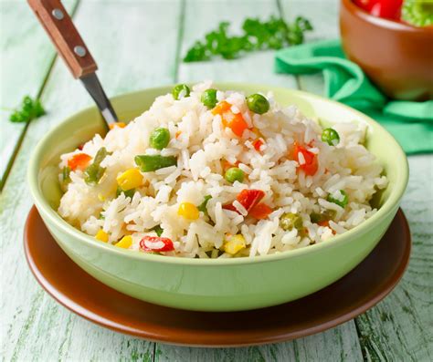 Pisan riž z zelenjavo, grahom in korenjem v kozici