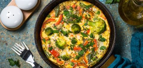 priprava umešanega tofuja na ponvi z zelenjavo