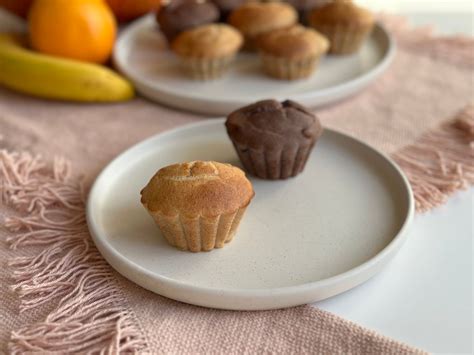 različni veganski mafini in kolački na pladnju