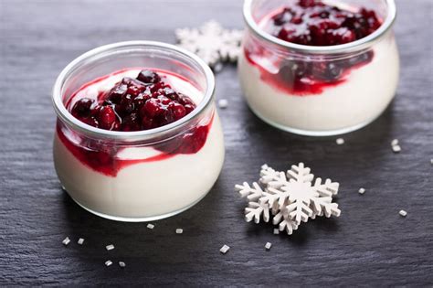 Fotografija veganske panna cotte z gozdnimi sadeži