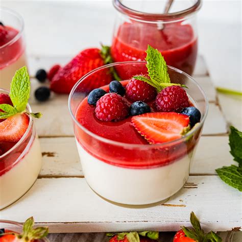 Fotografija klasične panna cotte v modelčkih