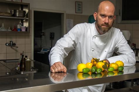 Uroš Fakuč v kuhinji restavracije Dam