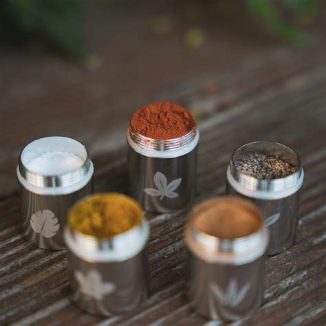 Prikaz tradicionalnih sestavin in priprave Masala Chaija, vključno z začimbami in čajem