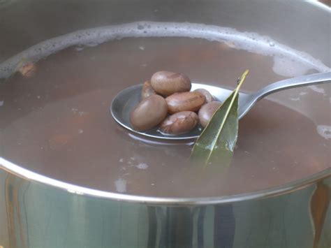 Prikaz namočenega fižola in fižola, pripravljenega za kuhanje