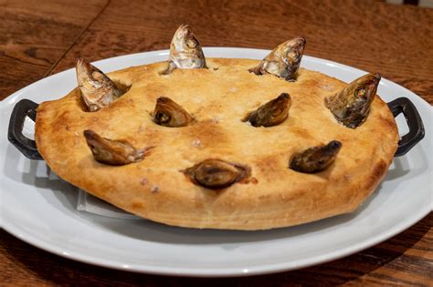 Fotografija Stargazy pie z ribjimi glavami, ki kukajo iz pite