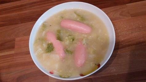 Sveže hrenovke in krompir pripravljen za juho