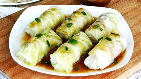 Diagram illustrating how to layer ingredients and roll the pork for Chinese cabbage roll
