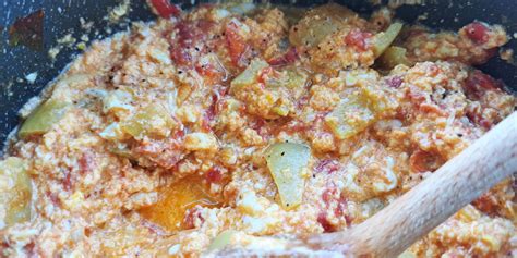 Prikaz sestavin za sataraš (čebula, paprika, paradižnik)