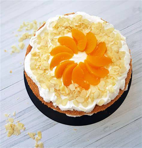 Slika prereza torte s skutino kremo in breskvami