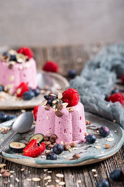 mini mascarpone tortice z gozdnimi sadeži v modelčkih