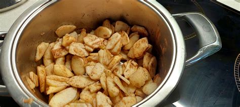 Bližnji posnetek hrustljave skorjice na pečenki