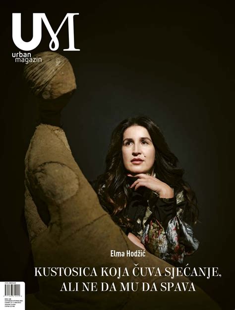 Fotografija sveže pečenih, zlato rjavih rožičevih potičk, narezanih in položenih na peki papirju