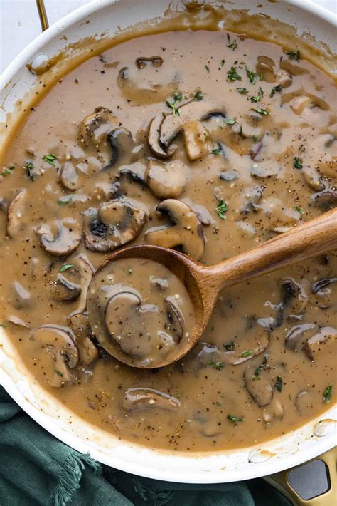 Diagram showing the steps to prepare a rich gravy or mushroom sauce.