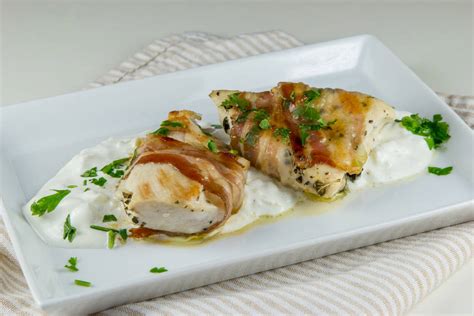 Zajetno piščančje jed s sirom in omako, predstavljeno v restavracijskem stilu