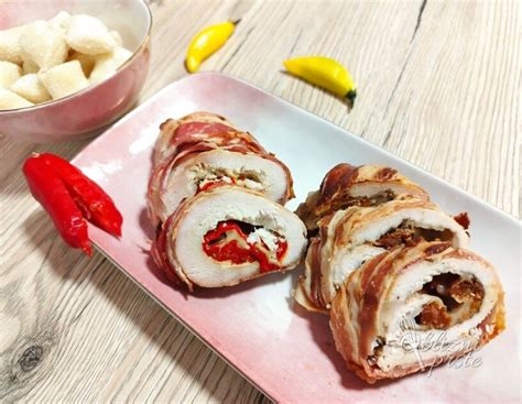 Prerezane polnjene piščančje prsi s špinačo, mocarelo in sušenimi paradižniki, pripravljene za postrežbo
