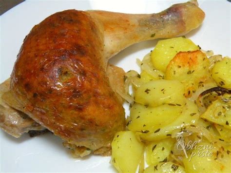 pečena piščančja bedra in krompir v konvekcijski pečici