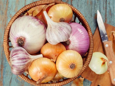 različni sveži zelenjavni sestavni deli za curry, kot so krompir, čebula, česen, ingver, čili, cvetača, bučka, stročji fižol, špinača, gobe